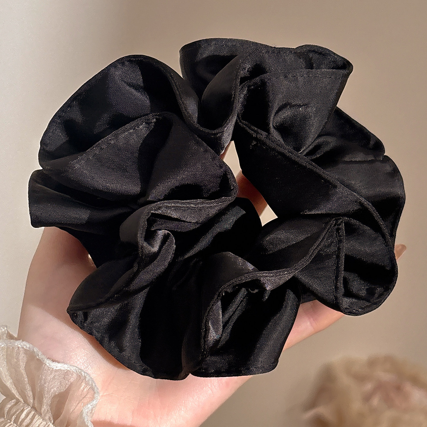Nuevo scrunchie de encaje multicapa 2026 para mujer, lazo para el pelo de alta gama, accesorio suave para el cabello estilo coreano.