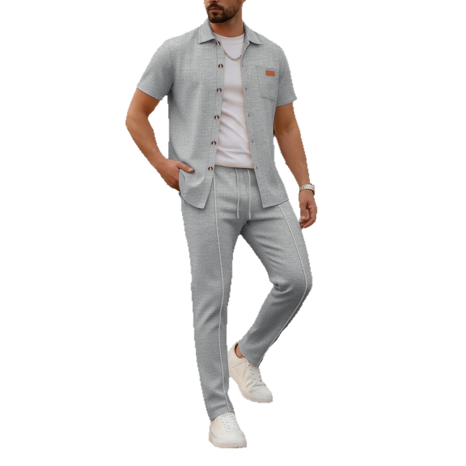 Zweiteiliges Herren-Set: Kurzarmhemd mit Kragen, Knopfleiste und Brusttasche sowie Waffelstrickhose für den Sommer_voghion.com
