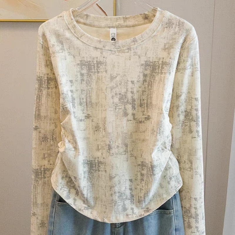 デザイン感のしわが長袖のtシャツを染めています。女性は2025秋の大きいサイズで、痩せています。|undefined