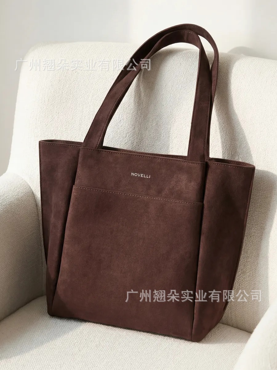 Retro fashionable capacious shoulder bag