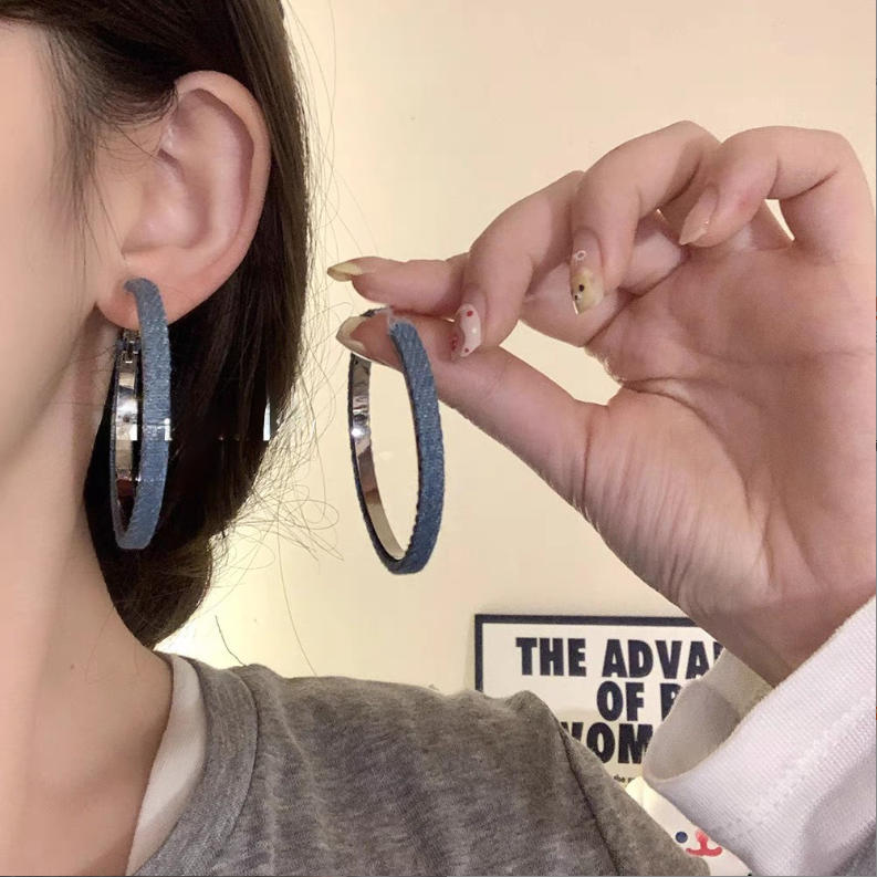 Personalidad europea y americana de moda esmerilado aretes de aretes de círculo para mujeres de alto nivel aretes redondos grandes aretes de aretes de lujo simple y ligero al por mayor