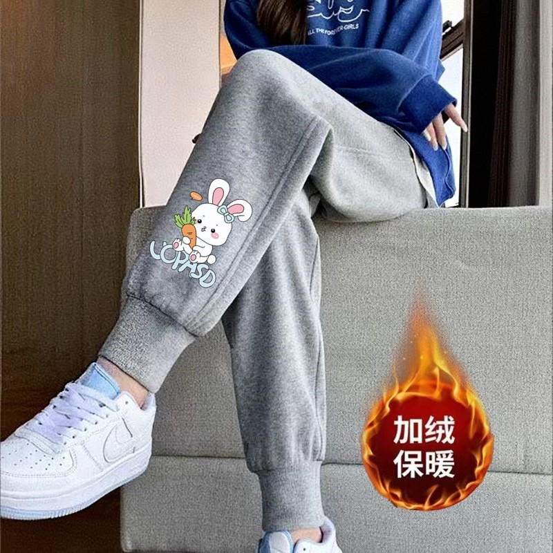 당근 토끼 나사 입 회색 바지와 벨벳