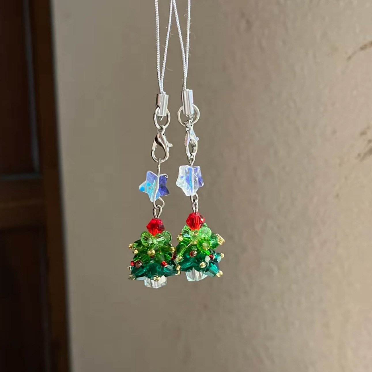 Creative Christmas tree phone strap, crystal bead ornament, Christmas-themed keychain and bag charm for a festive atmosphere