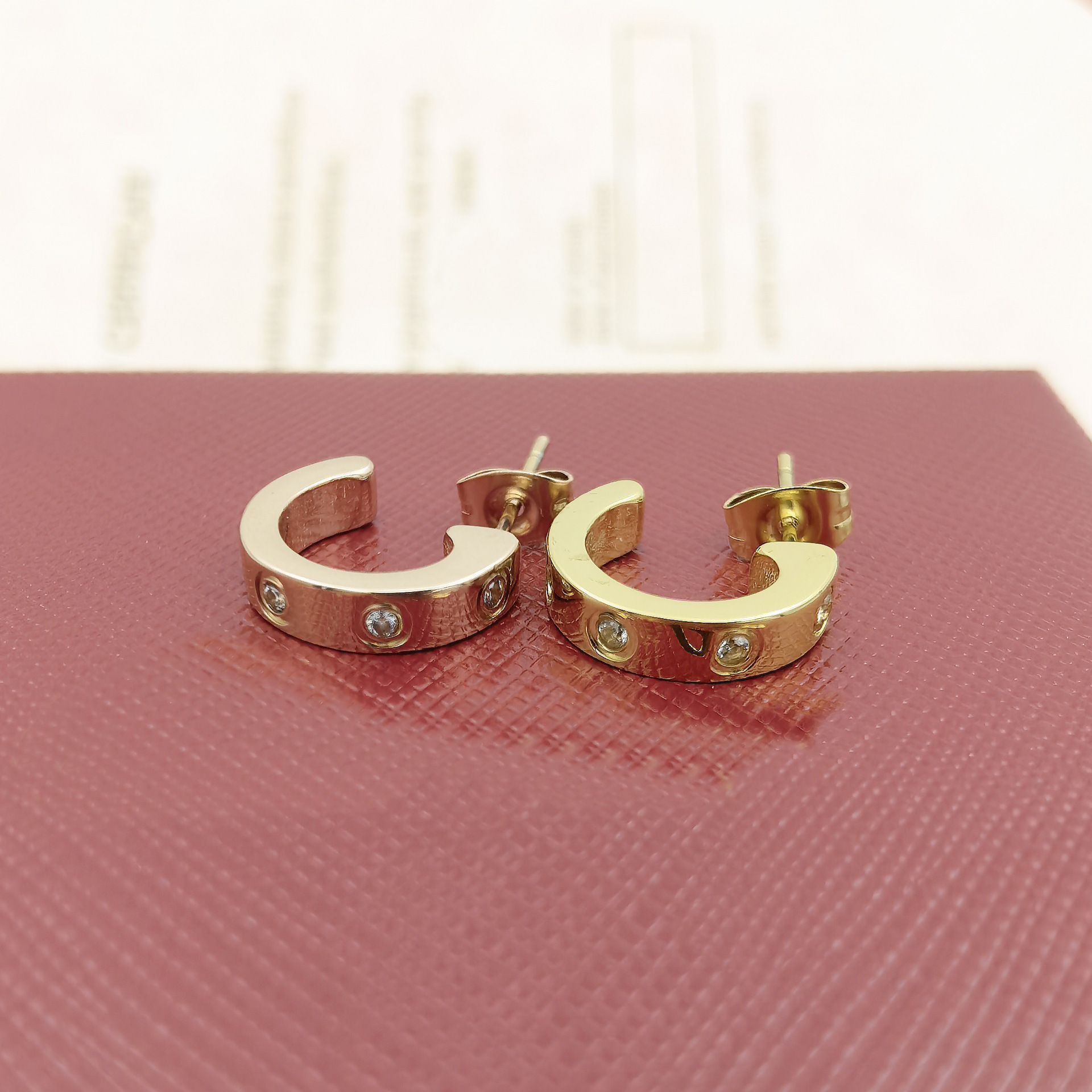LOVE style Kajia C-shaped earrings