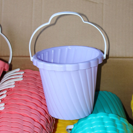 Children's water toys beach bucket baby play sand digging sand digging tools to drive the sea color bucket wholesale