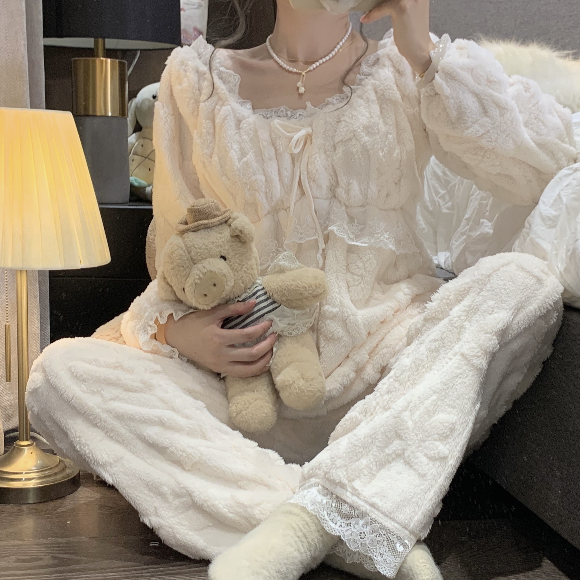 蕾丝边圆领珊瑚绒睡衣女套装冬季性感很仙的宫廷风保暖家居服女士