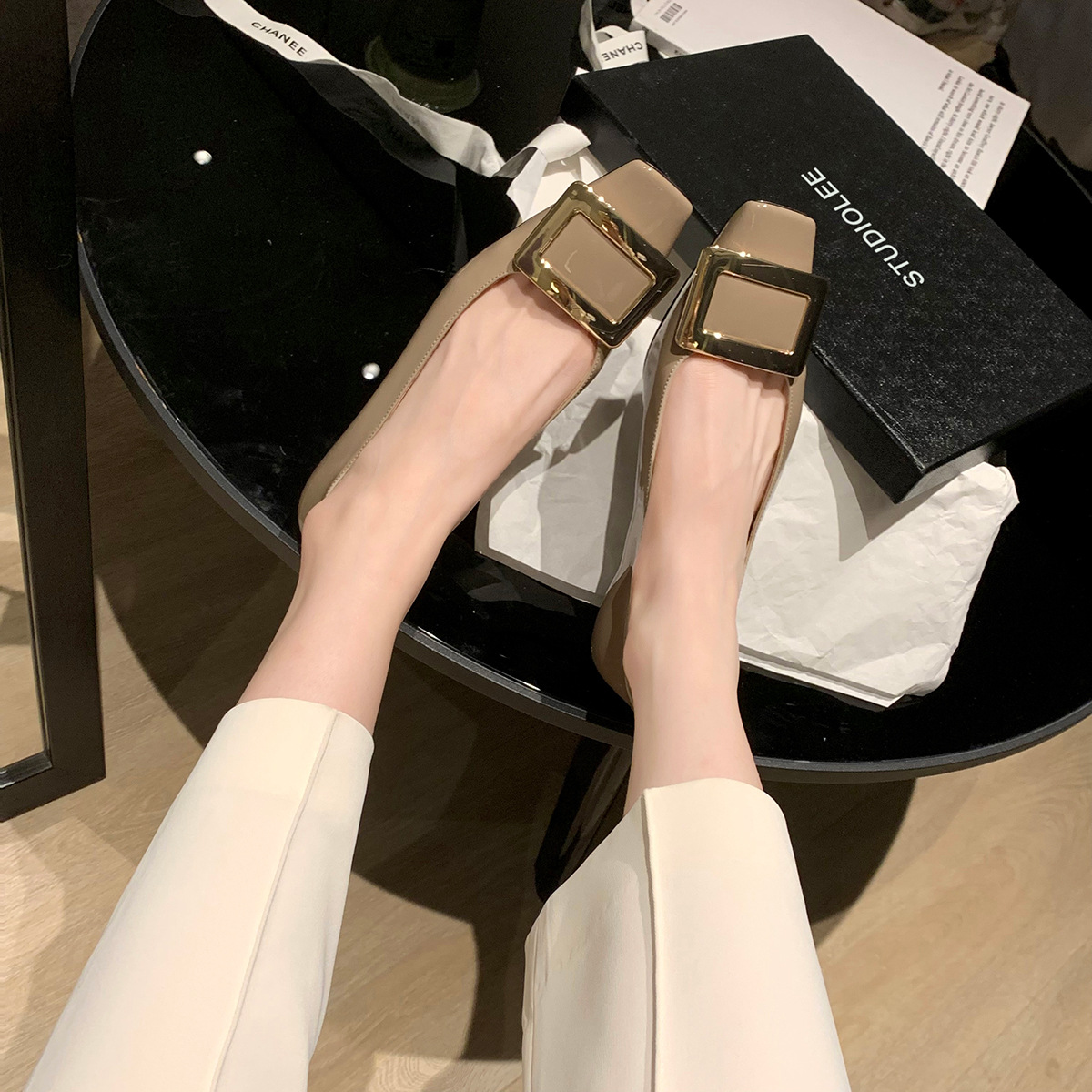 Versión actualizada de cuero de vaca ~ Grape Madre con botón cuadrado zapatos de una sola mujer cabeza cuadrada de tacones gruesos de cuero lacado zapatos planos de viaje de mujer