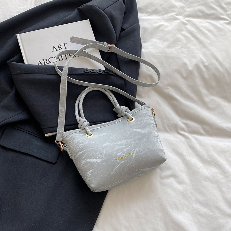 Tendencia versátil bolso de hombro 2025 nuevo estilo de moda casual bolso de cubo de mano para mujeres coreanas bolso de mochila simple para mujeres