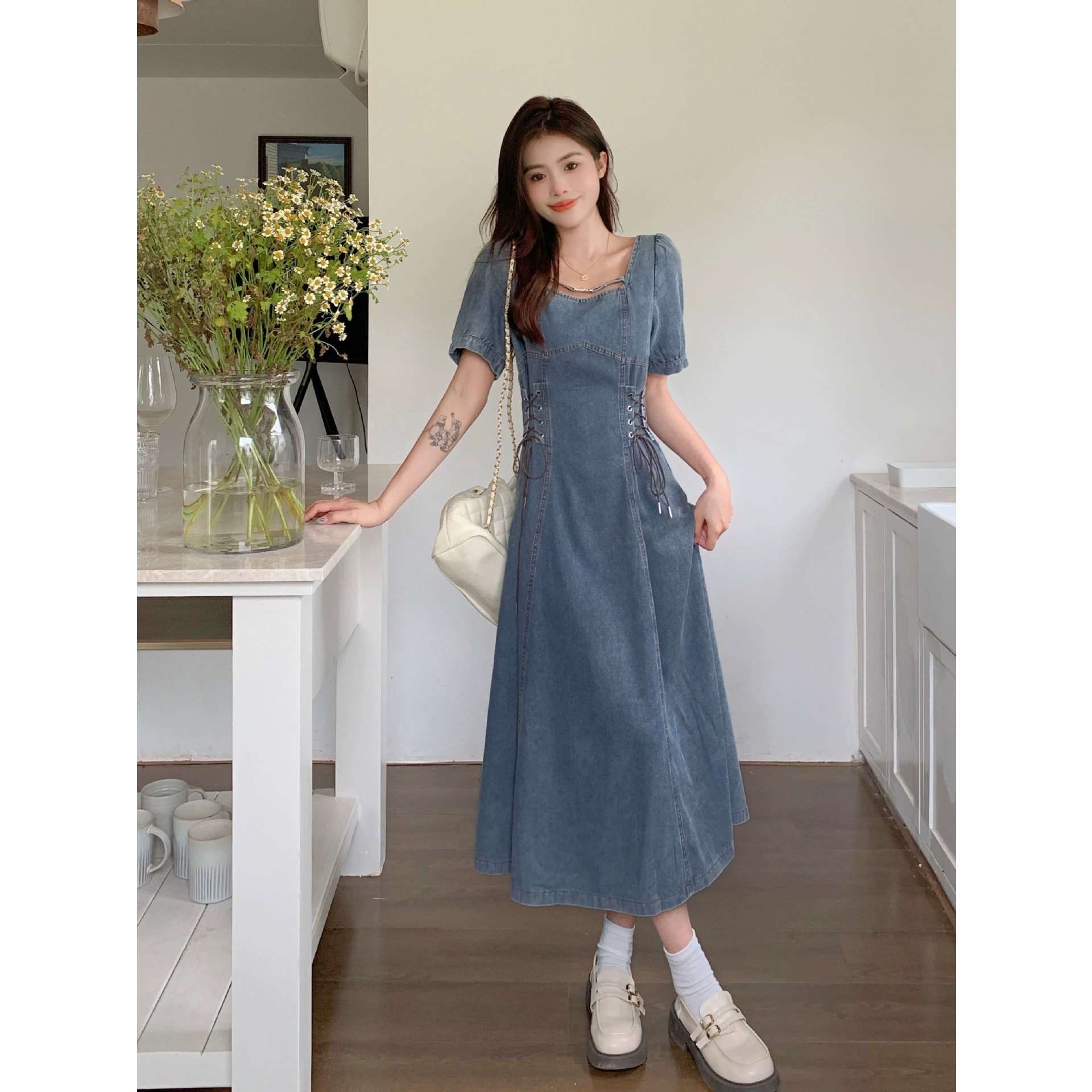 Плюс размер, джинсовое платье во французском стиле для женщин, новинка 2025 года, короткая юбка с пышными рукавами и талией, закрывающая живот