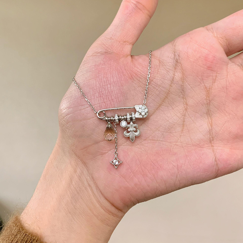 Brushed Iris Starburst White Crystal Brooch Necklace 2026 New Light Luxury Vintage Style Clavicle Chain Jewelry Customization Brushed Iris Starburst White Crystal Brooch Necklace 2026 New Light Luxury Vintage Style Clavicle Chain Jewelry Customization