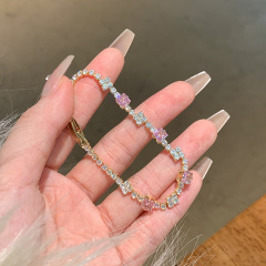 プリンセスピンクの四角いジルコンのブレスレットを逃げています。