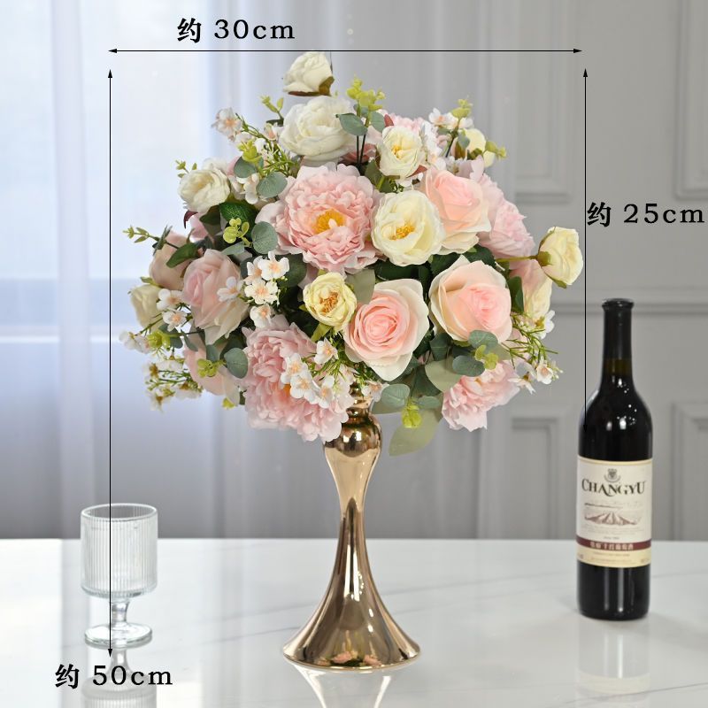 분홍색과 흰색의 작은 황금색 꽃 그릇