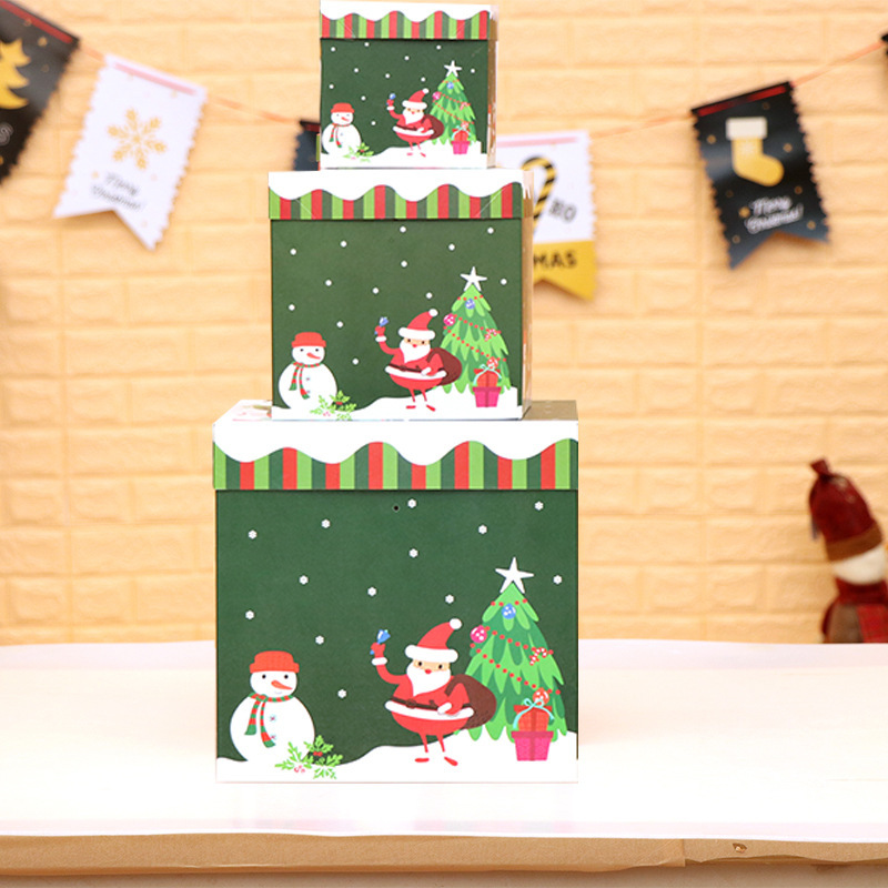 クリスマス装飾ギフトボックスの店頭デパートのショーウインドーのシーンにクリスマスツリーの下に飾られたギフトボックス|undefined