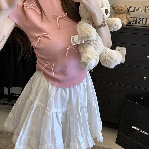 Knitted cute thin sweater with bow