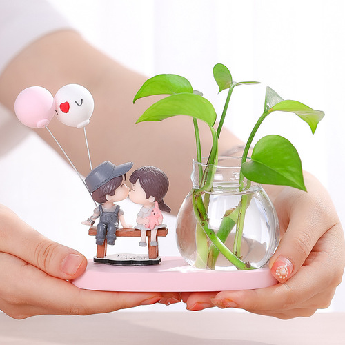 Resin craft ornaments cartoon cute kissing couple creative entrance desk bookcase glass hydroponic decorations