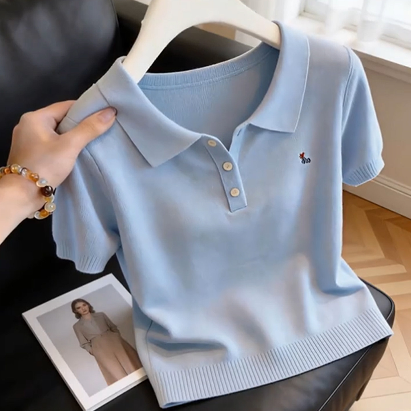 Áo thun nữ cổ ve dệt kim tay ngắn form gọn — Màu ảnh chi tiết 3