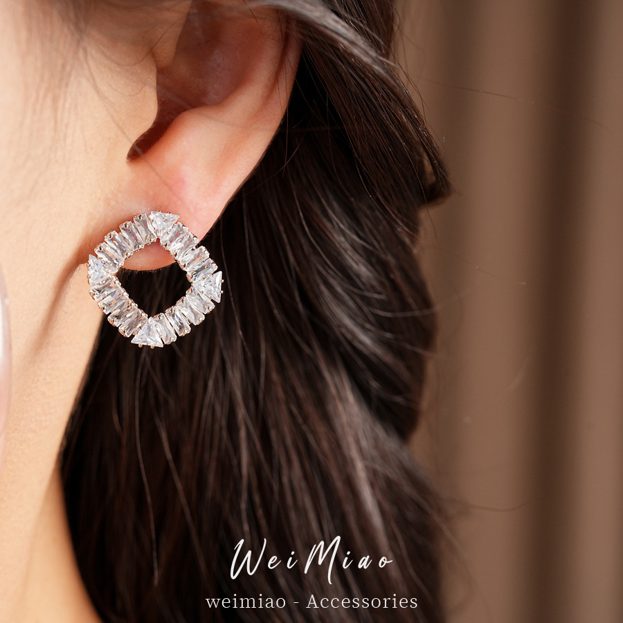 Agujas de plata de diamante de diamante hueco cuadrado pernos de orejas temperamento exquisito nicho aretes de lujo ligero aretes de alta sensación