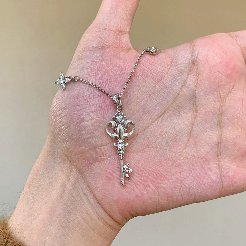 Vintage Iris Key Pendant Light Luxury Niche Design Necklace Fashionable Elegant Sweater Chain Accessory for Women Vintage Iris Key Pendant Light Luxury Niche Design Necklace Fashionable Elegant Sweater Chain Accessory for Women