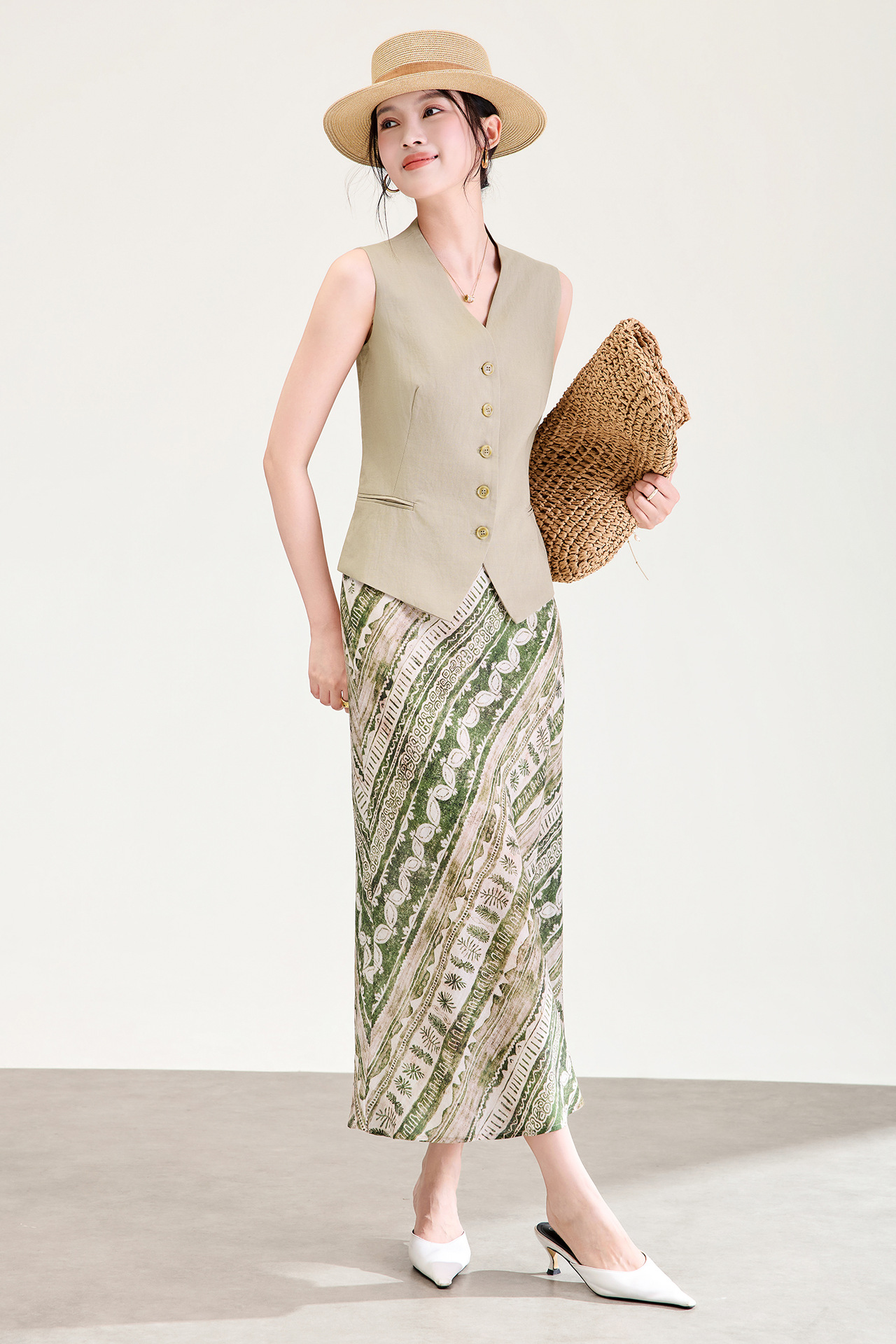 Bộ vest nữ gồm áo khoác và chân váy in họa tiết phong cách cổ điển — xanh lá cây