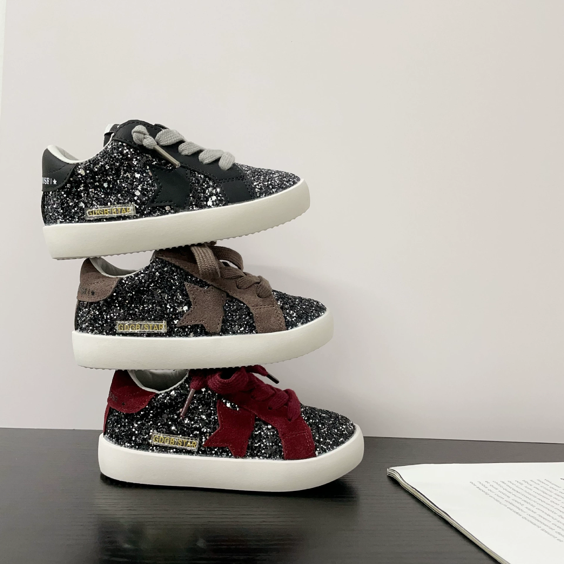 Модные и стильные туфли с декором из пайеток, повседневные кроссовки с мультяшной пятиконечной звездой, модель осени 2025 года для мальчиков и девочек.