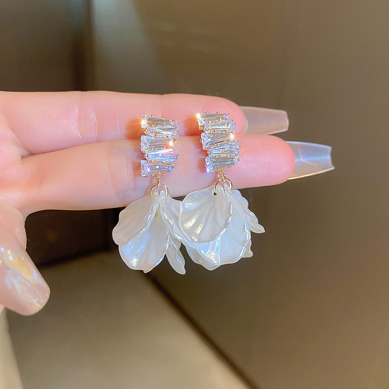 Pendientes de perlas de aceite con goteo de aguja de plata Pendientes de todo fósforo de moda, lujo ligero, joyería retro de alta gama al por mayor, fabricante de Yiwu