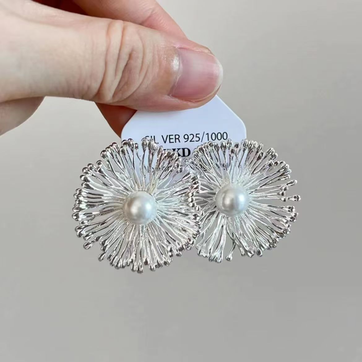 フランス式の清冷感の銀色の金属のイヤリングの真珠のドリルのフリンジデザイン感の耳飾りのファッションの高い顔の値の女性の耳飾り