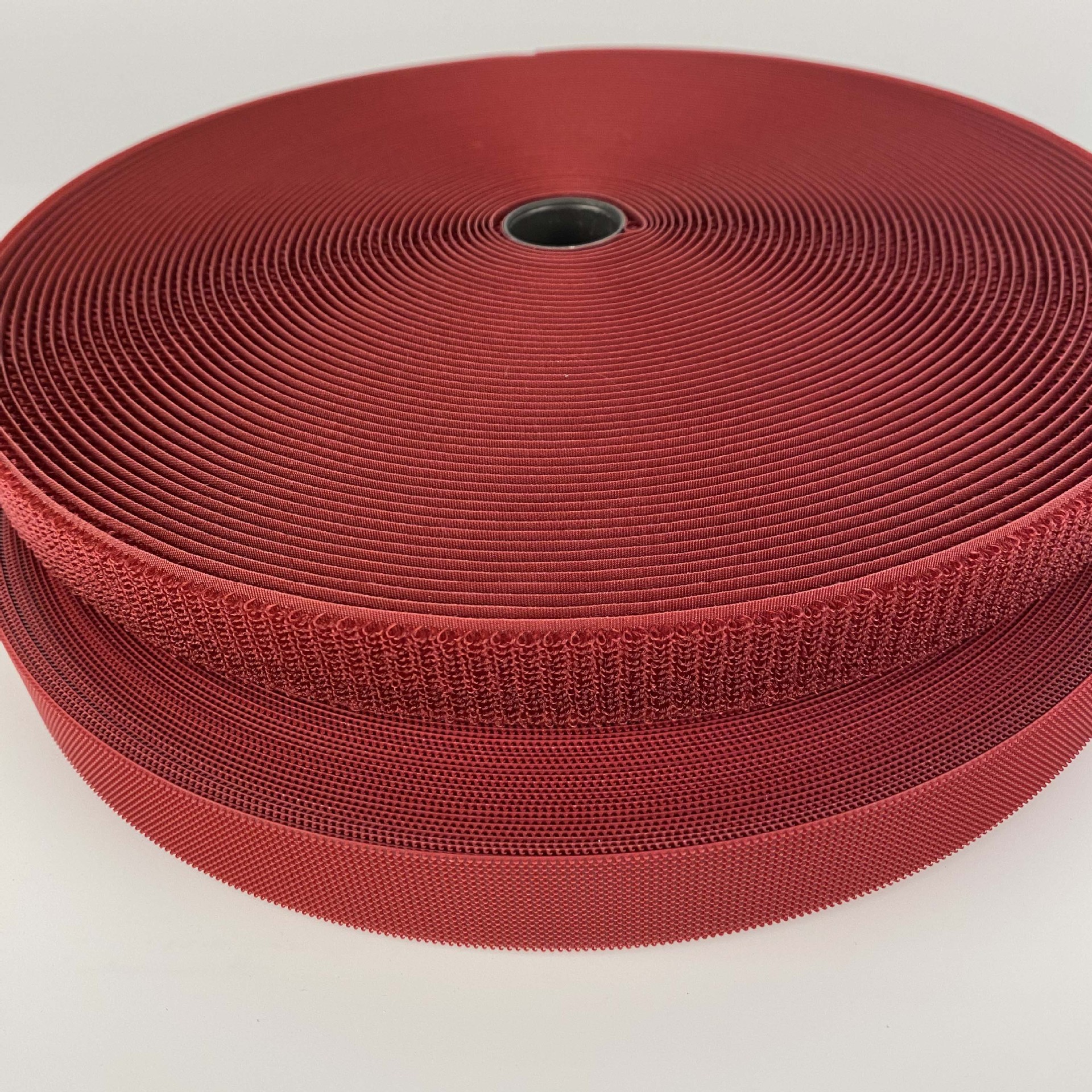 Color 2.5CM inyección gancho de velcro accesorios punzantes impermeables texturizados silenciosos de nylon para niños.