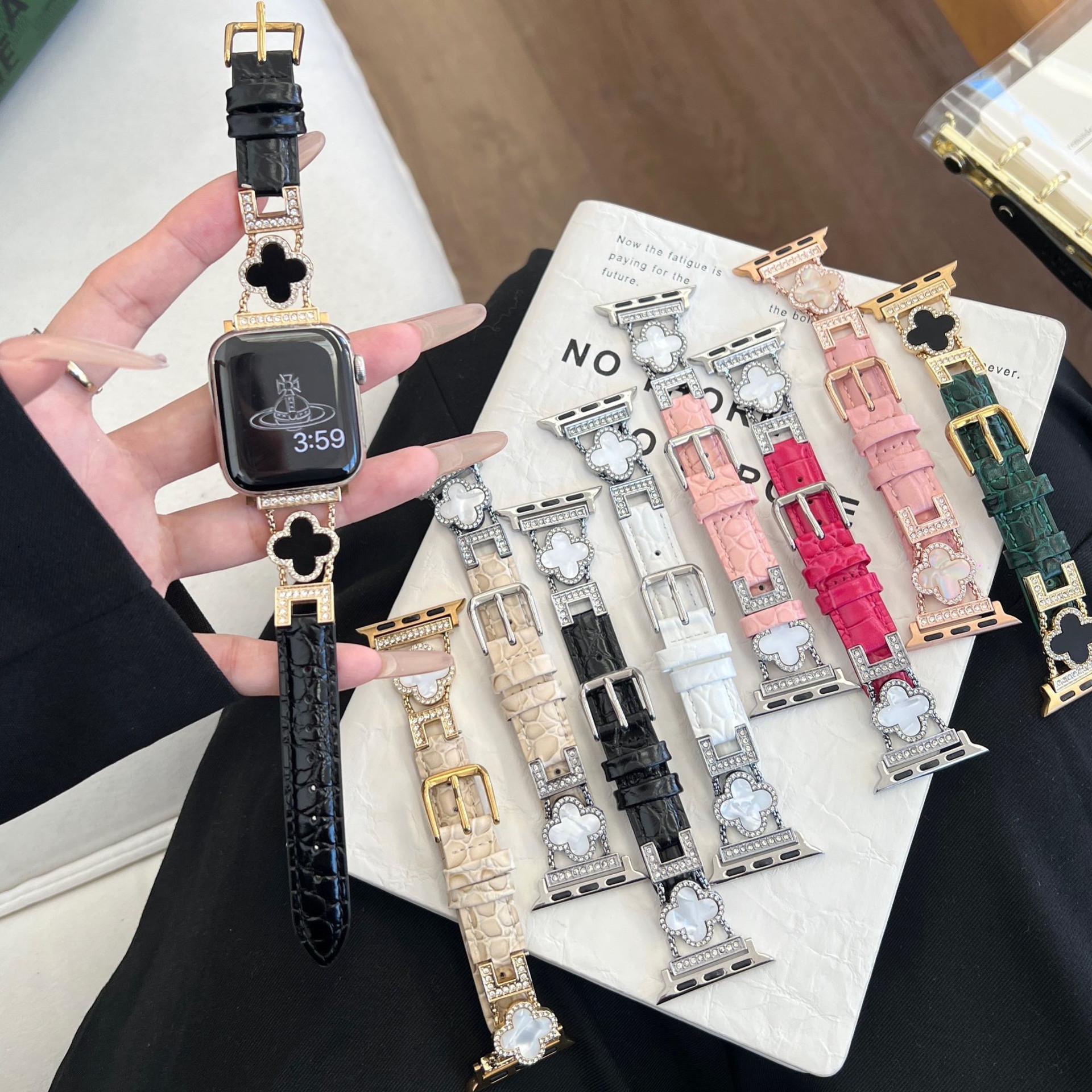 Applicable to Apple Watch iwatch10 Strap s9/s8/7/6/5/4 Generation Women's Four-leaf Clover Round Alligator Leather se