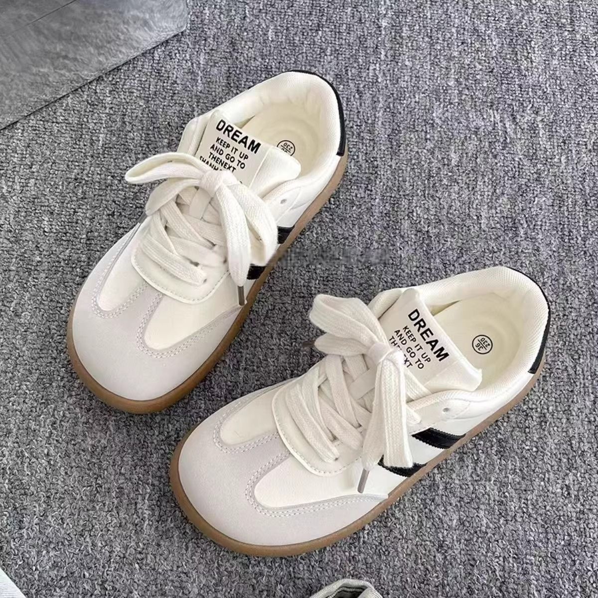 2026 verano nuevos zapatos de entrenamiento de estilo de moda cómodos con zapatos de hombre zapatos deportivos casuales coreanos ins zapatos casuales para parejas