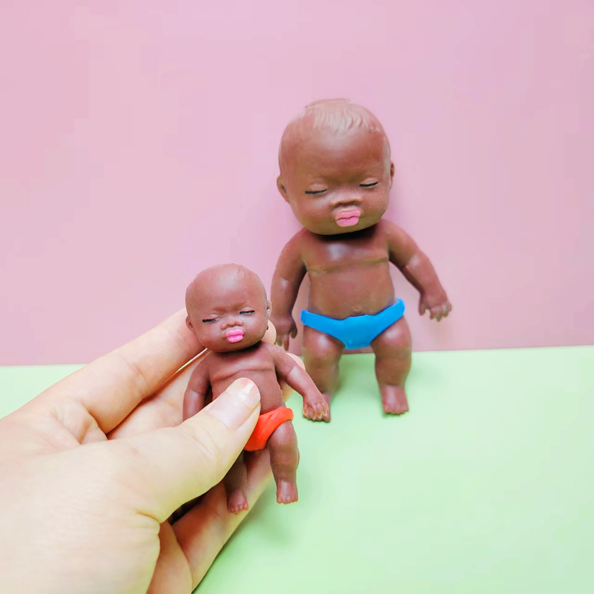 Descompresión de ventilación de simulación transfronteriza Linda muñeca villano truco descompresión muñeca arena rebote lento pellizco música al por mayor