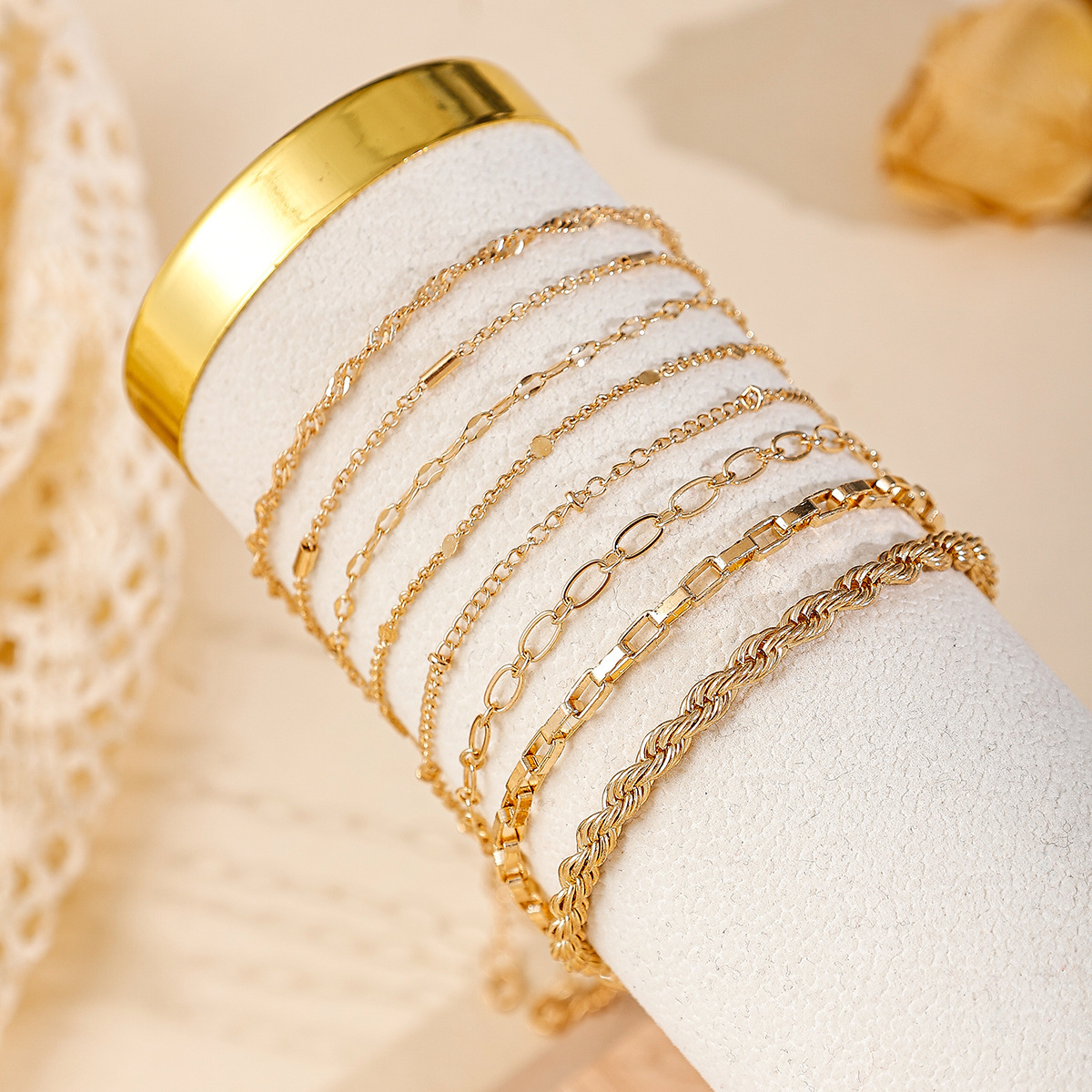 Braccialetti minimalisti e impilabili, leggeri e comodi. Ipoallergenici, delicati sulla pelle sensibile. Un modo discreto per impreziosire il tuo look quotidiano._voghion.com