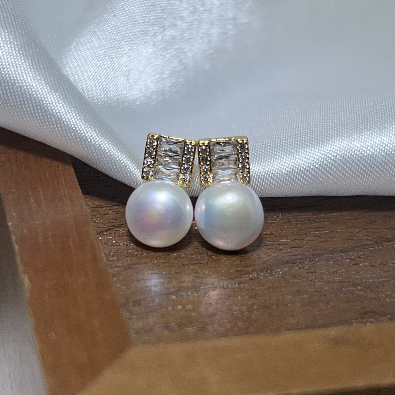 Exquisite French-style diamond earrings, understated luxury, fashionable and versatile, niche design, high-end princess pearl stud earrings
