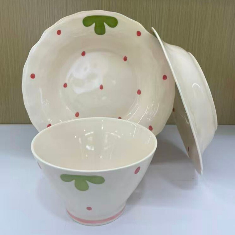 Creamy strawberry ceramic bowls and plates, household dinnerware, rice bowls, noodle bowls, round plates, high aesthetic value, underglaze color, conical bowls Creamy strawberry ceramic bowls and plates, household dinnerware, rice bowls, noodle bowls, round plates, high aesthetic value, underglaze color, conical bowls