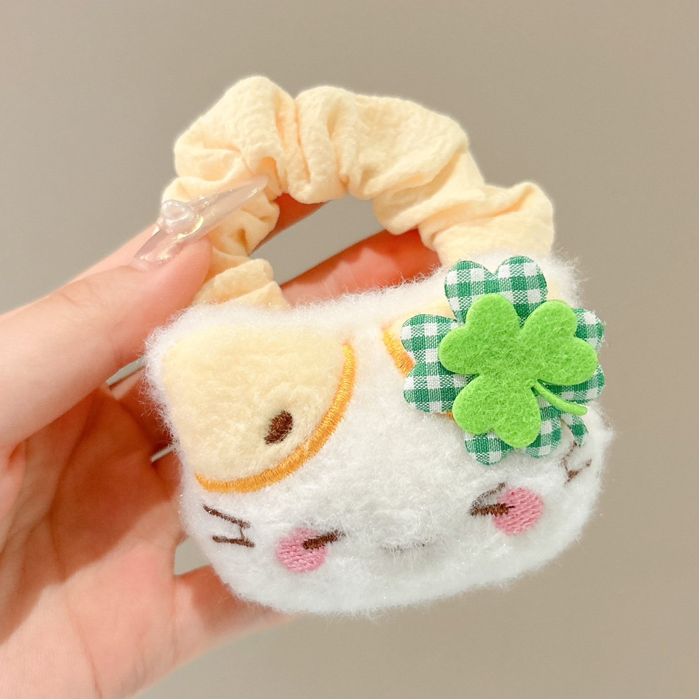 2#Gatito tímido y afortunado (el gatito mide aproximadamente 8*5,5 cm, el círculo inferior mide aproximadamente 8 cm)