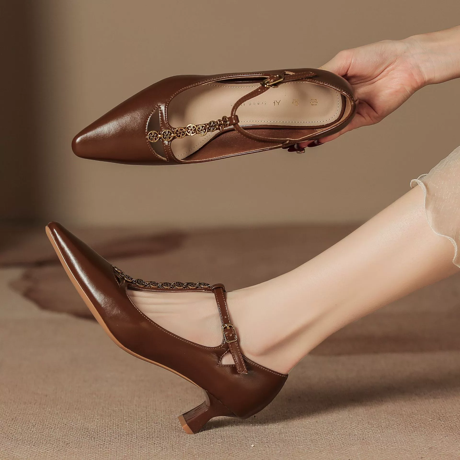 H686-1 легкие каблуки летние туфли высокого уровня ретро Mary Jen заостренные женские туфли новые туфли на низком каблуке