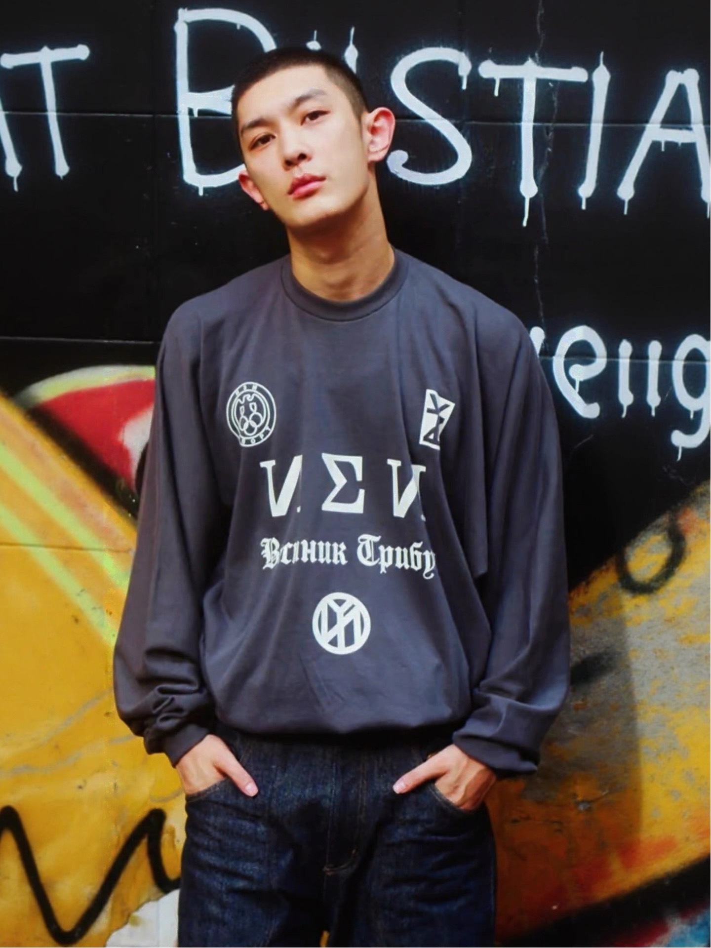 Kanye Shanghai Concert Peripheral Loose Shoulder No. 1 Printed Integrated Cut Crew Neck Sweater_viptrois.com