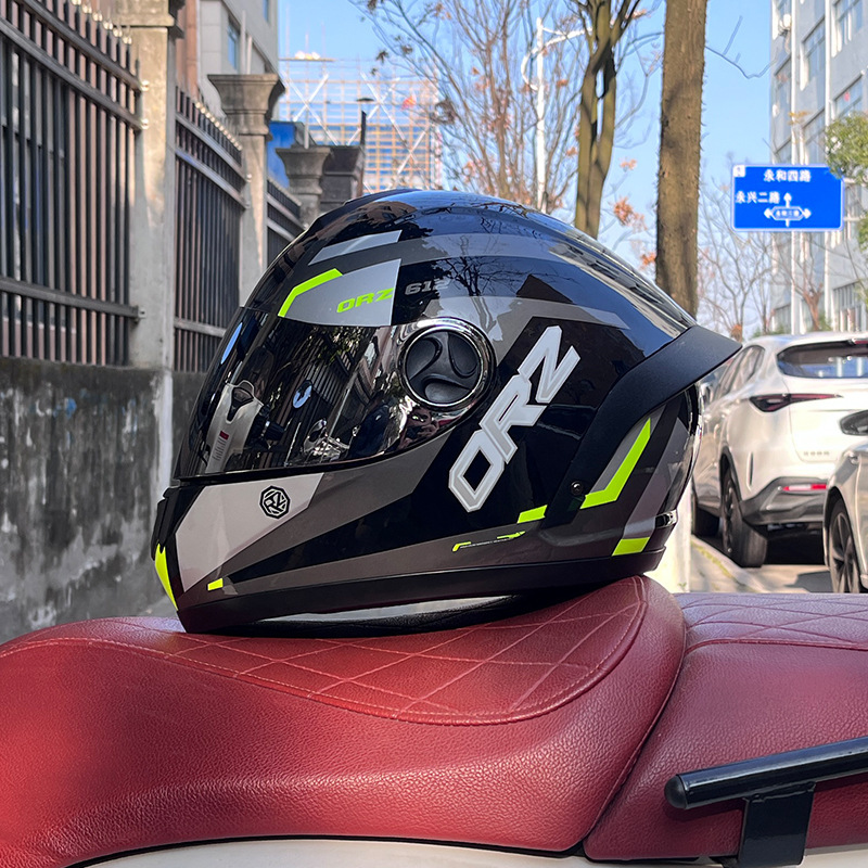 은도금된 노란색 매체