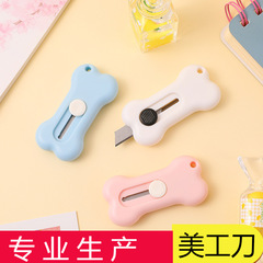 ミニ萌えは骨の美工刀をかわいがります。学生は紙を切って携帯します。