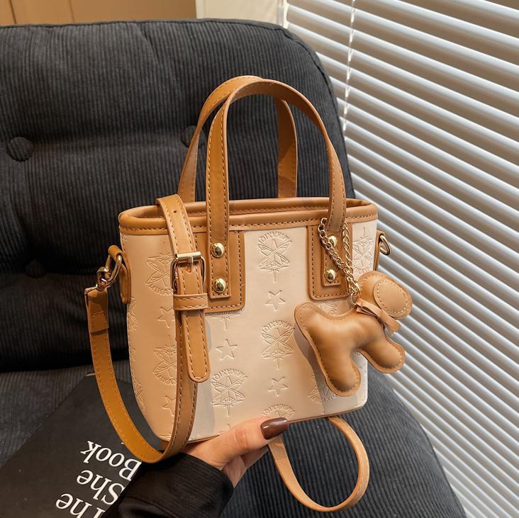 Este año, la popularidad de la bolsa de cubo de mano 2025, la nueva moda coreana, la bolsa de hombro super caliente, la sensación de alta calidad, la bolsa de mochila