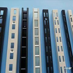 衣料品店の黒と白のAA柱、携帯電話店の壁面ストリップ、棚陳列キャビネット、垂直ストリップ、厚みのあるはしご柱サポート