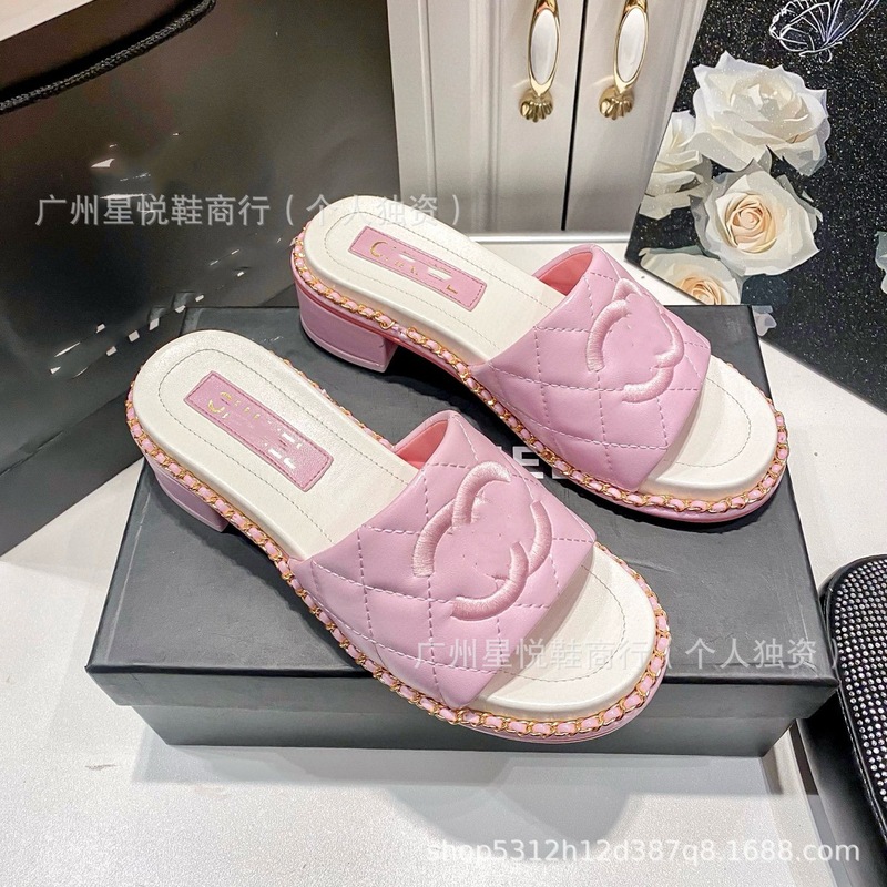 高級品質 25 新しい C レター本革カラーブロックチェーンバックルフラットカジュアルビーチサンダル女性のアウターウェアサンダル|undefined