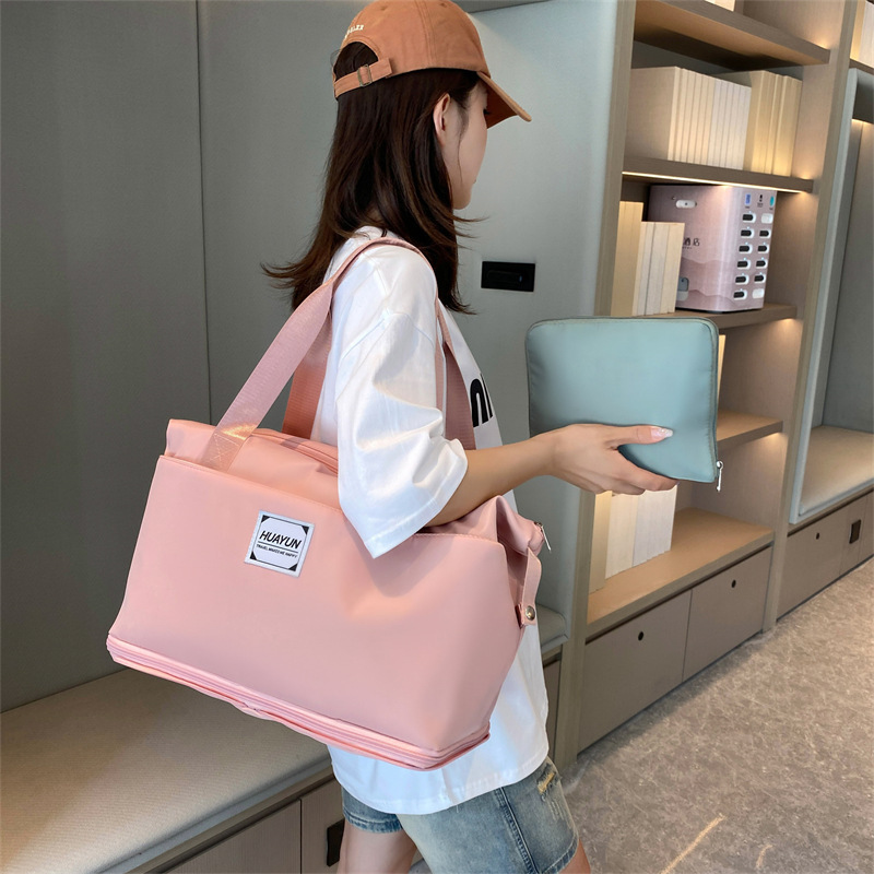 折り畳みバッグは旅行袋を持っています。|undefined