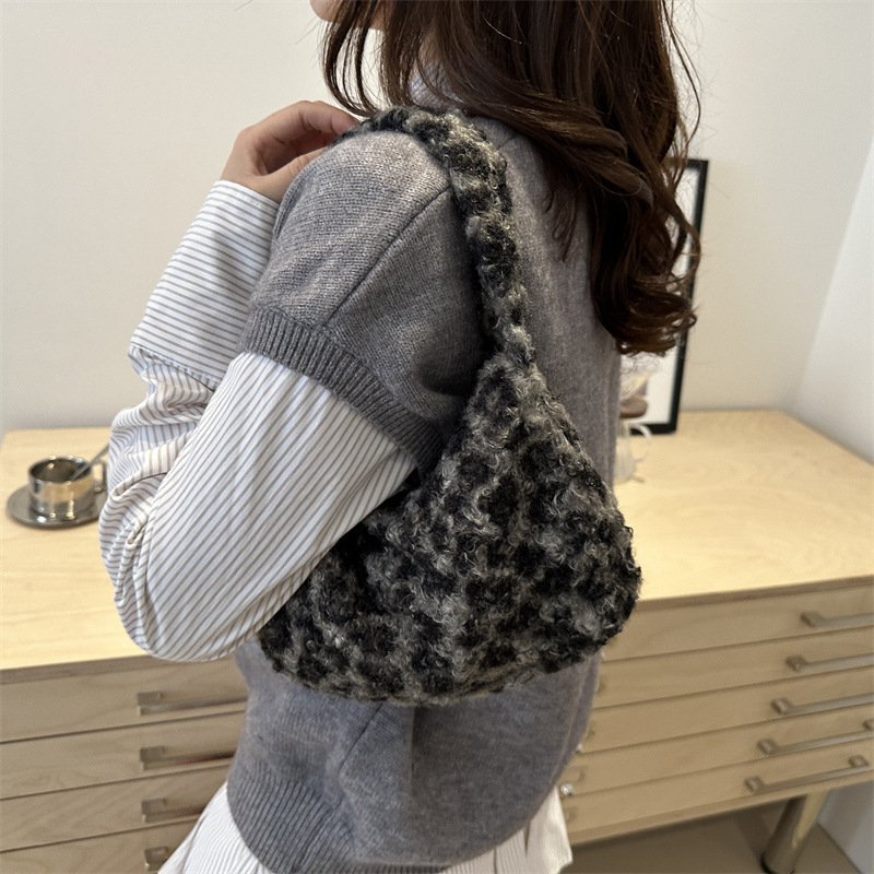 올해 인기있는 핸드백 2023 가을 새로운 패션 성격 숄더백 캐주얼 복고풍 플러시 겨드랑이 가방