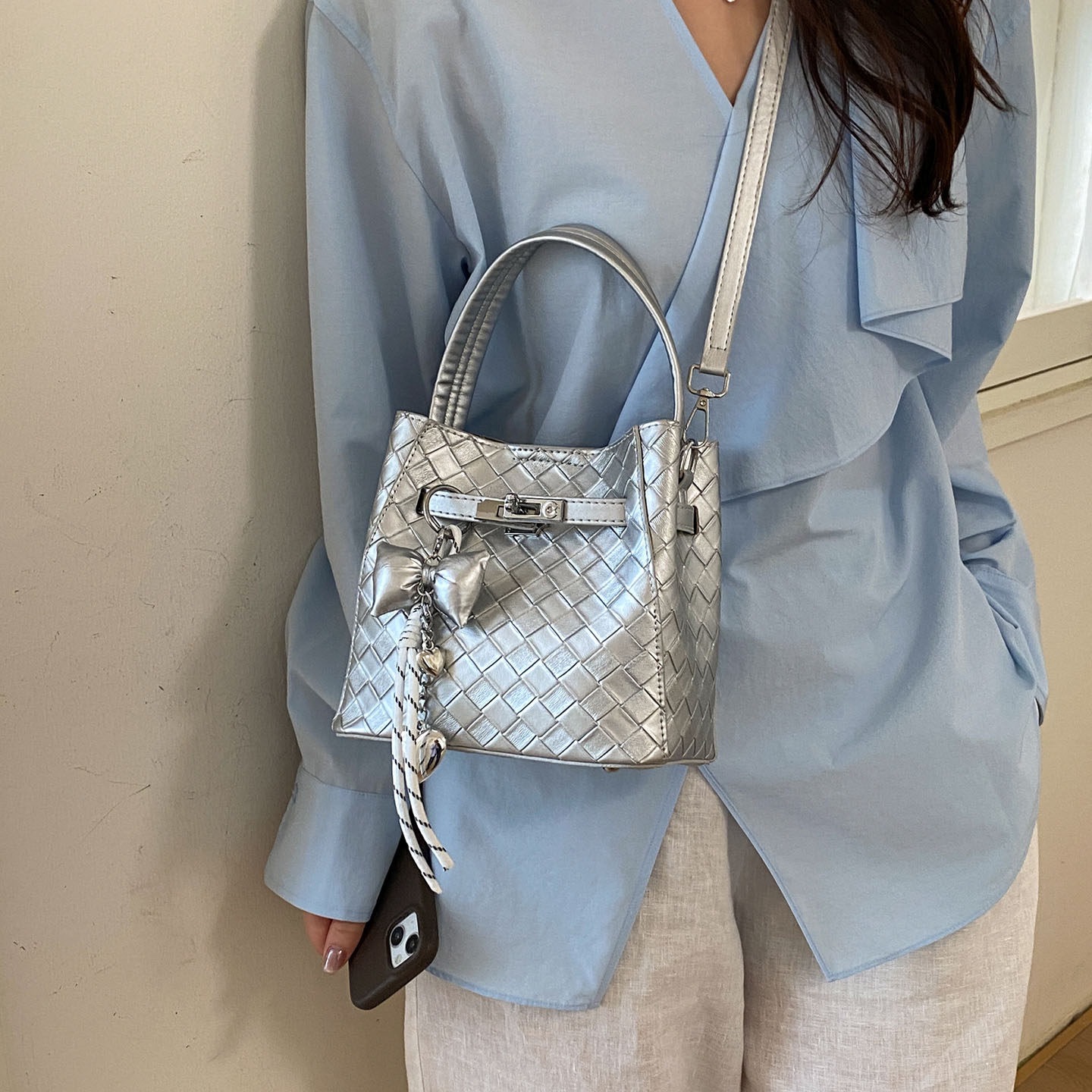 Bolsa de mochila nicho de diseño plateado bolsas de mano femeninas temperamento de viaje de un solo hombro cubo trenzado 2026 nuevo estilo coreano