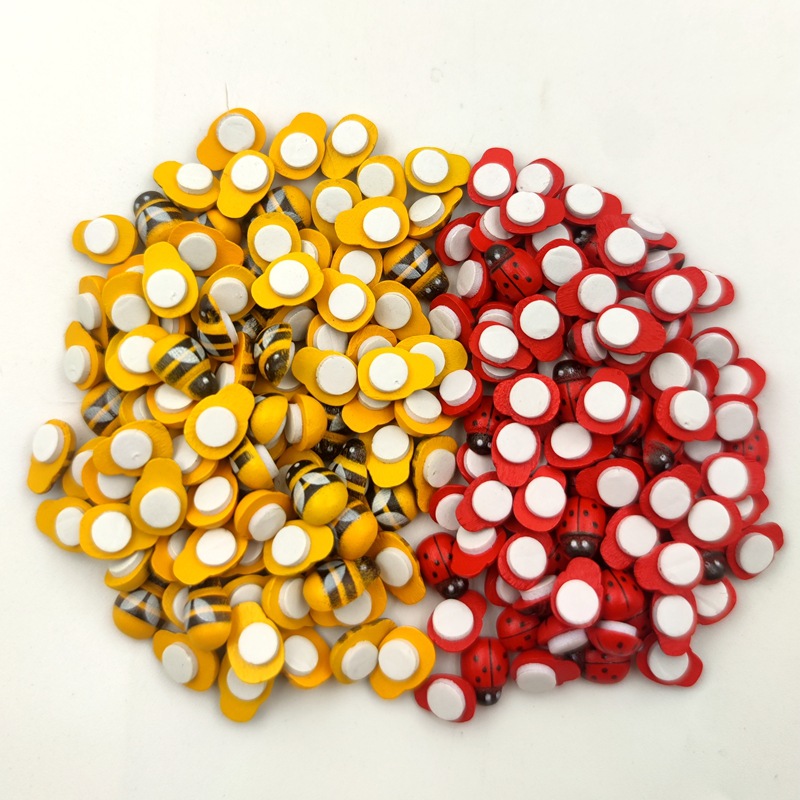 Lindo y creativo de madera de dibujos animados escarabajo rojo mariquita pintada abeja amarilla autoadhesiva pieza 100 pc/paquete