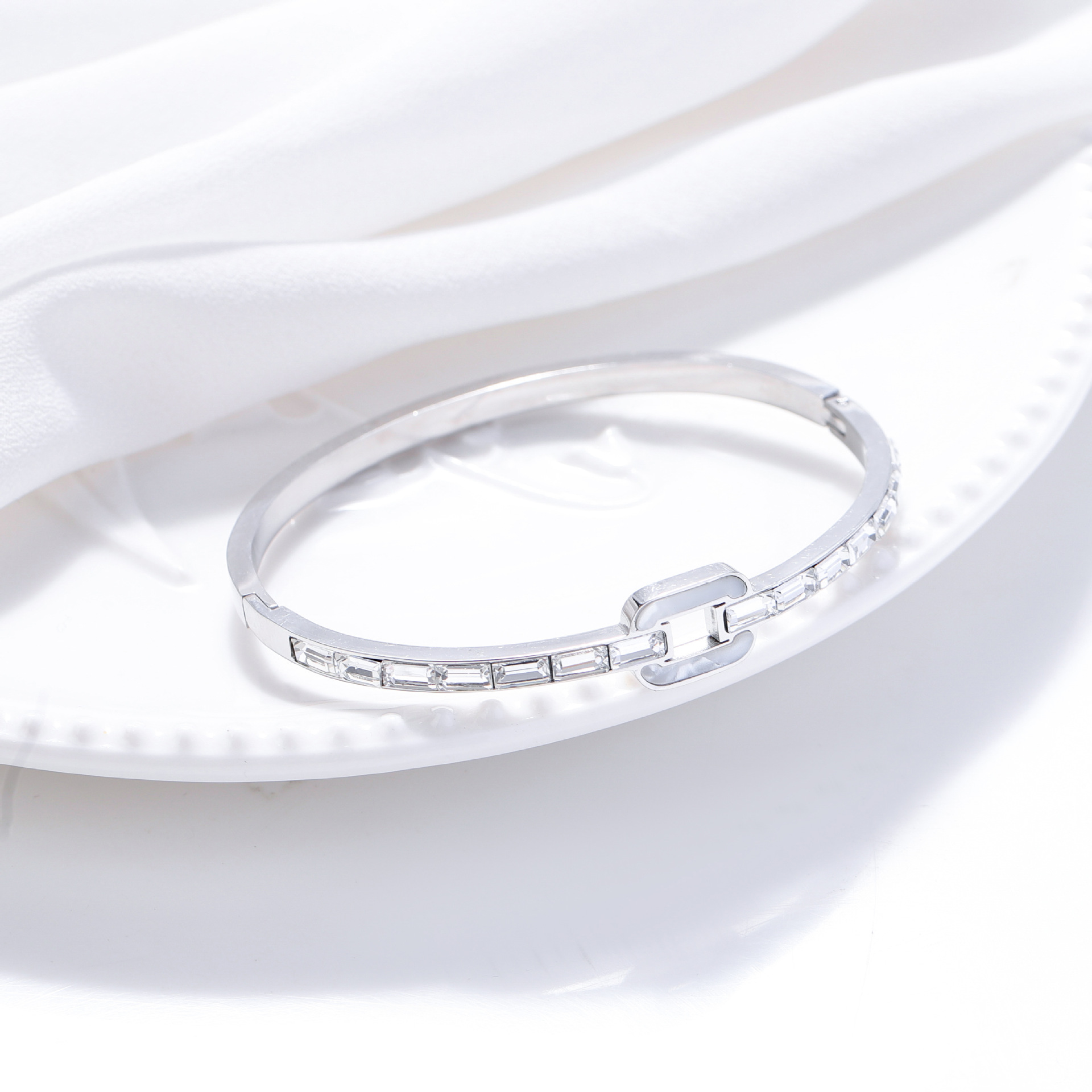 Pulsera de titanio y acero para mujer, diseño moderno y sencillo, pulsera de lujo que no se desvanece, venta al por mayor en stock.
