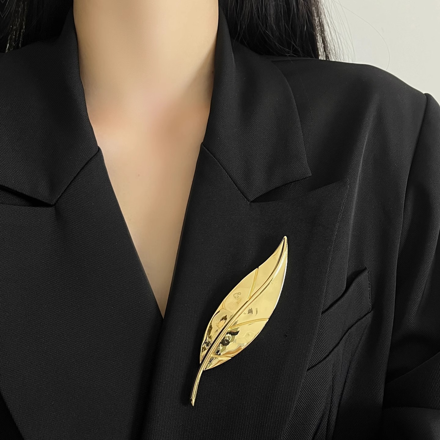 Niche Design Glossy Metal Leaf Brooch for Women, High-End Luxury Corsage, Elegant Brooch, Suit Dress Accessories