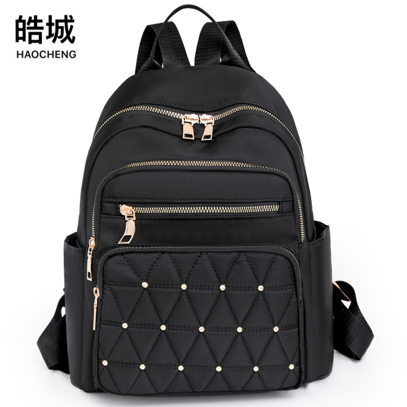 Comercio exterior al por mayor 2023 nuevas señoras casuales mochila de nailon moda remache almacenamiento al aire libre mochila de viaje marea