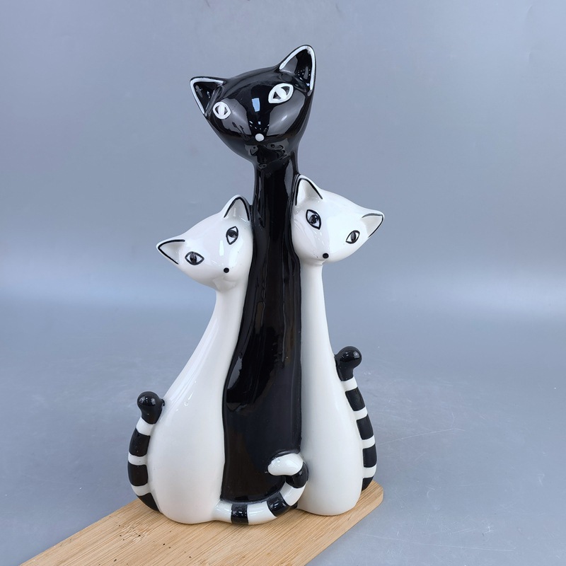 Familia de tres personas porcelana blanca adorable gato creativo sala de estar gabinete de televisión decoración artesanal de cerámica combinación de gato pro