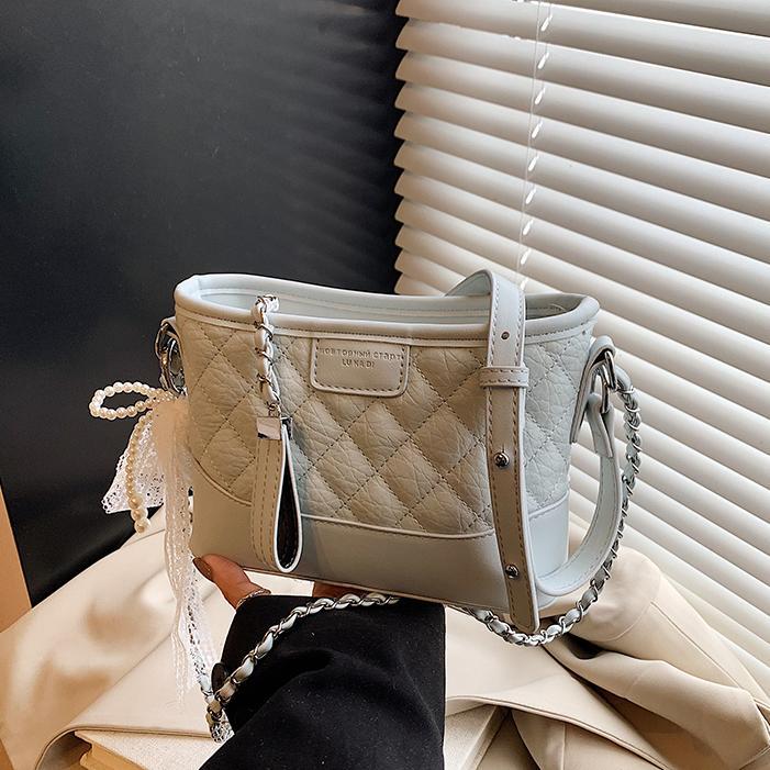 Xiaoxiangfeng Lingge Cadena Bolso callejero Mujer 2025 Nueva moda Bolso cuadrado pequeño Todo fósforo Bolso de hombro de alta gama